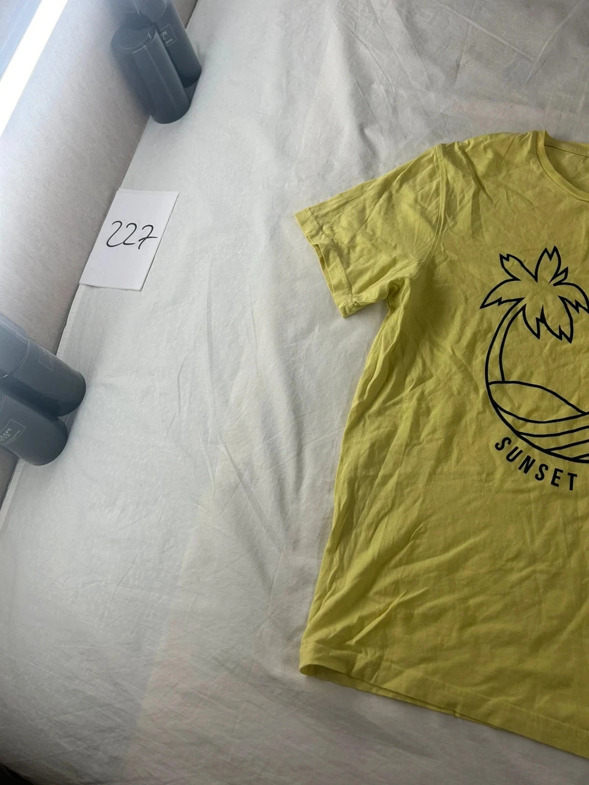 Gele t-shirt met blauwe sunset beach print – photo 3